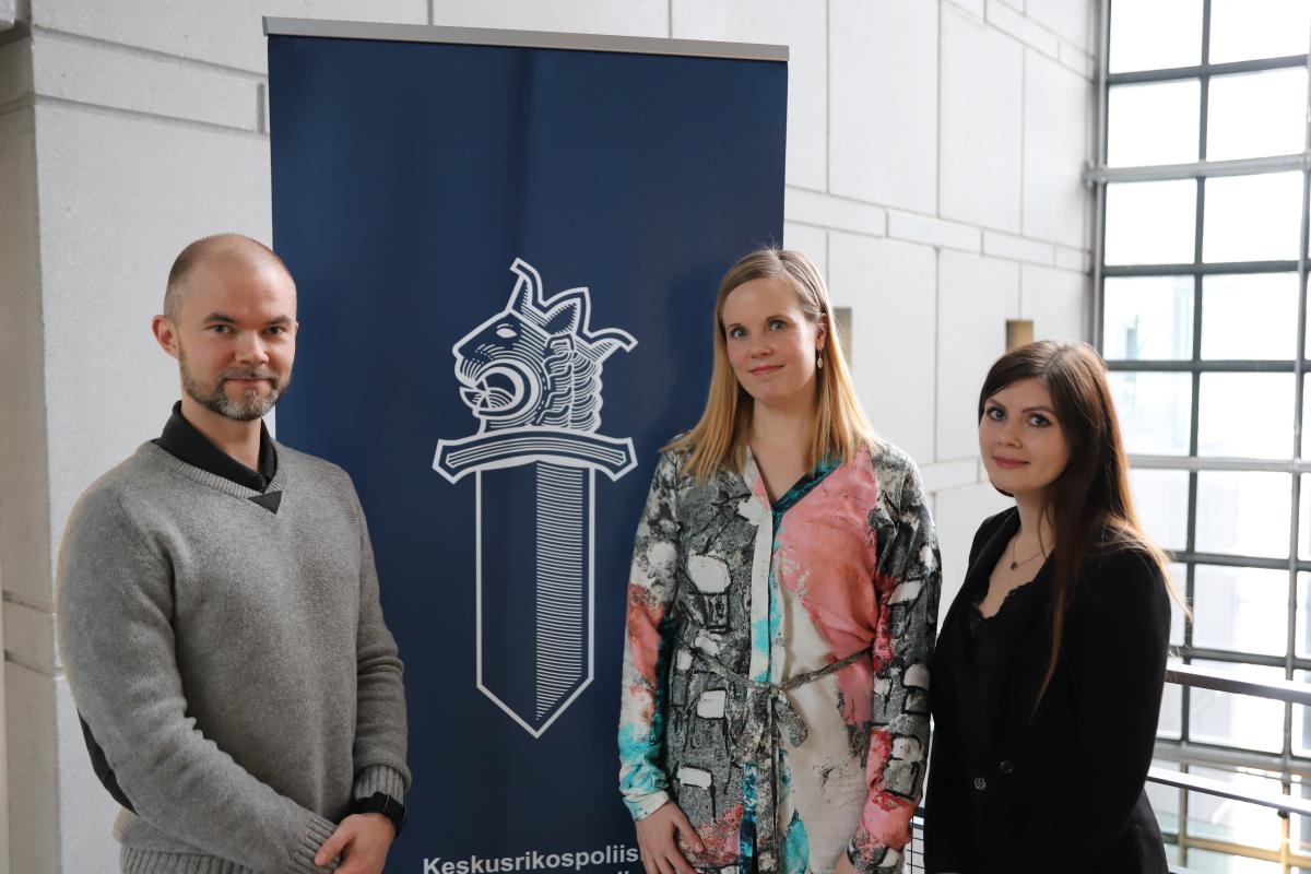 Kuvassa on kolme henkilöä: Cybercrime Exit -toimintaa ja hanketta vetävät projektipäällikkö Viivi Lehtinen, tarkastaja Aki Somerkallio ja tarkastaja Sari Latomaa.