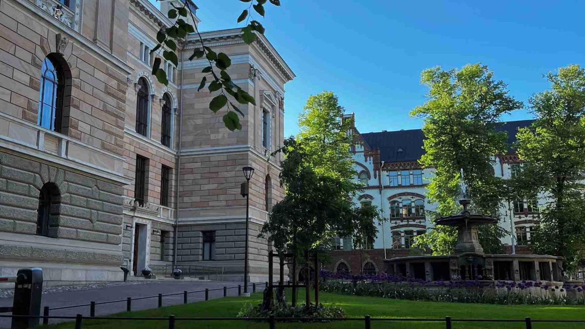 Kuvassa on Säätytalon puisto.