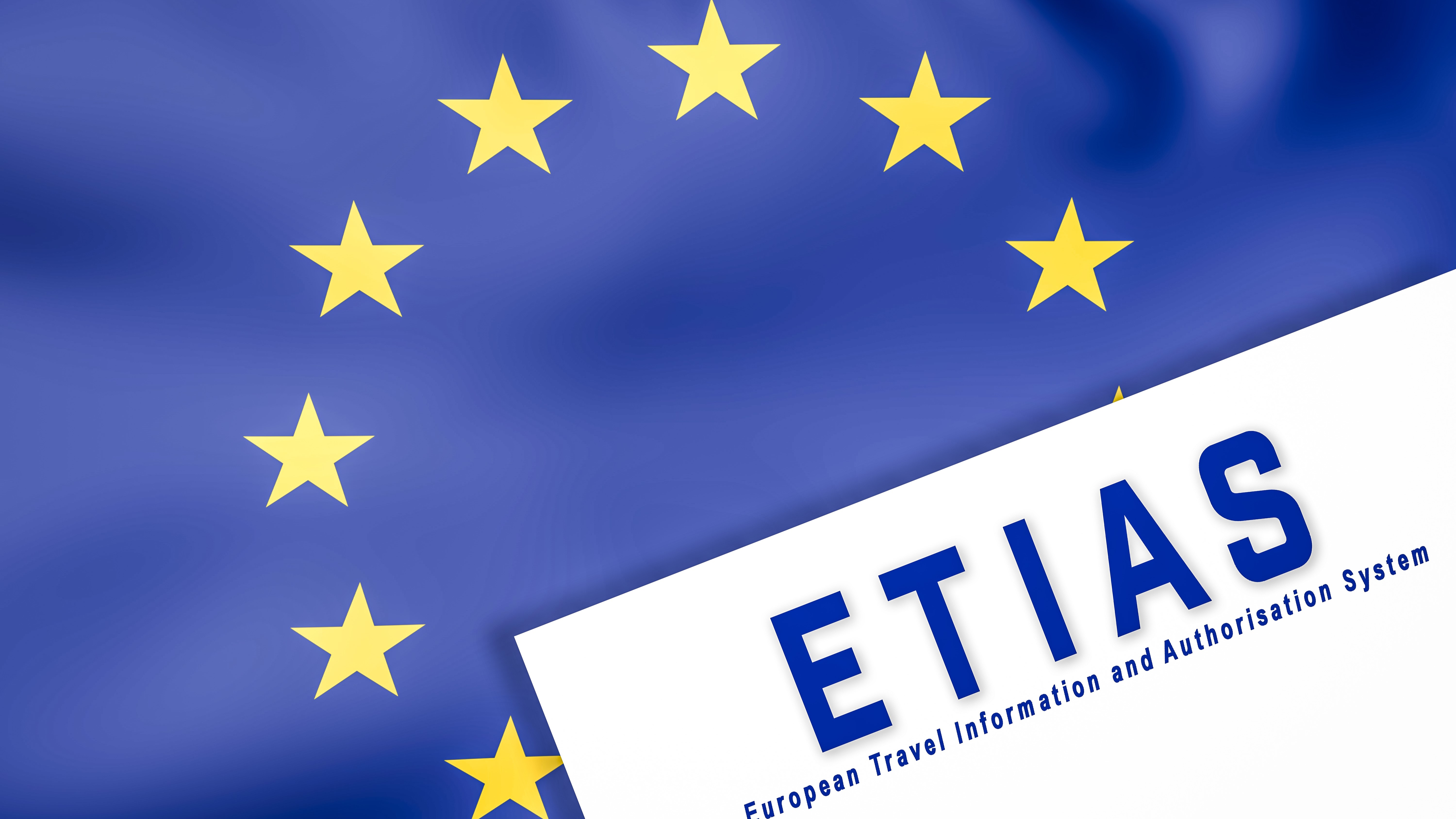 EU-flagga och papper som heter ETIAS European Travel Information and Authorization System